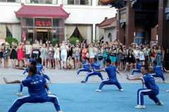 暮色校园武正酣    俄罗斯人齐惊叹