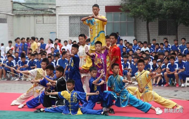 少林宗师观校运,喜看后辈展神功_登封少林鹅坡武术专修院官方网站