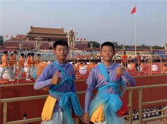 故事 | 双胞胎兄弟齐心协力，参加国庆大联欢，