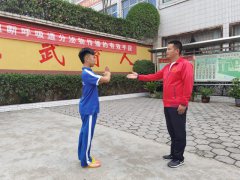 用一个“抱拳礼”，表达学生深深的敬重