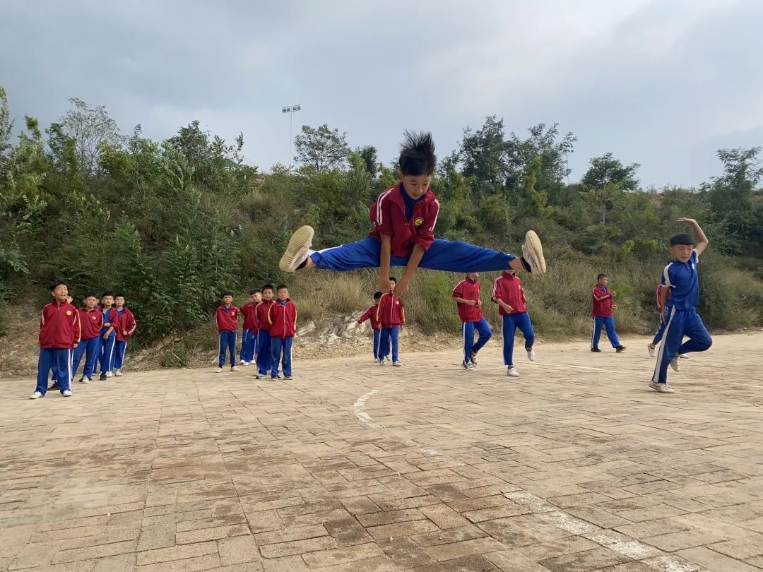 「美丽鹅坡」我校学生任泽一参演电影《我和我的父辈》